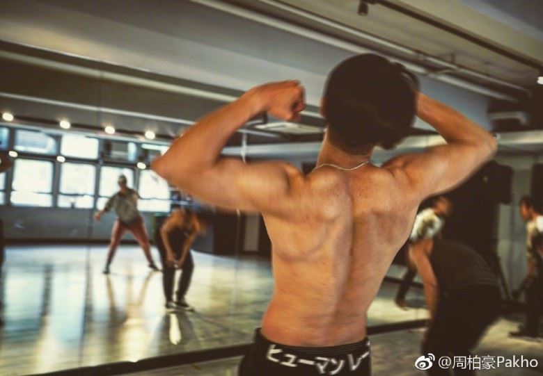 乐少身材正啊！周柏豪半裸晒腹肌　网友：好想摸呀