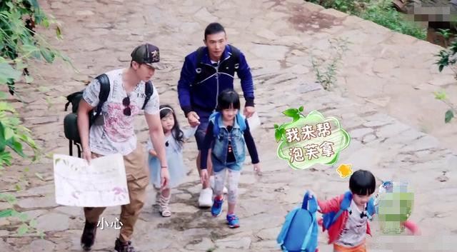 max化身霸道总裁!帮小泡芙拿书包男友力十足