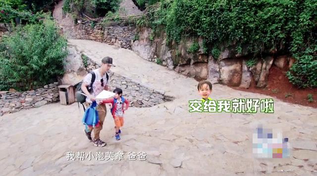 max化身霸道总裁!帮小泡芙拿书包男友力十足