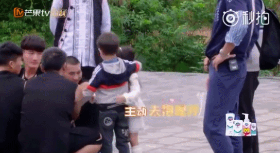 [动图]《爸爸5》好粉红啊！小泡芙竟主动抱嗯哼 杜江也吓到啦