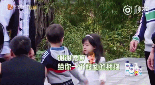 [动图]《爸爸5》好粉红啊！小泡芙竟主动抱嗯哼 杜江也吓到啦