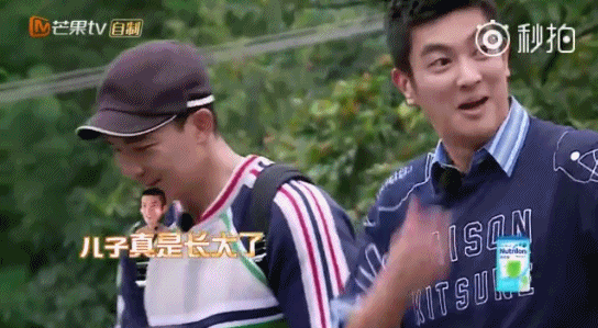 [动图]《爸爸5》好粉红啊！小泡芙竟主动抱嗯哼 杜江也吓到啦