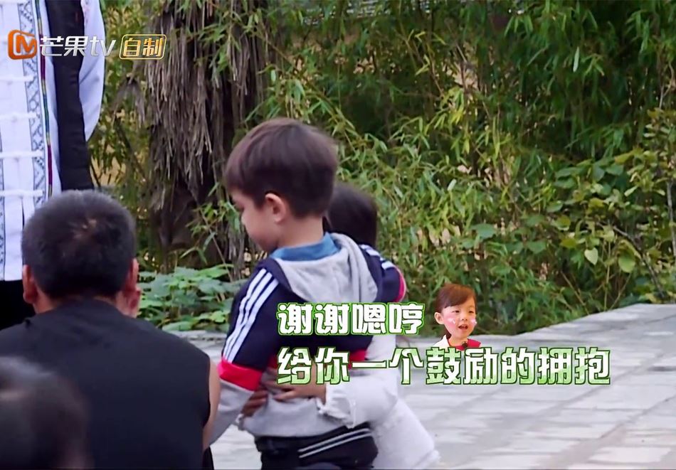 [动图]《爸爸5》好粉红啊！小泡芙竟主动抱嗯哼 杜江也吓到啦