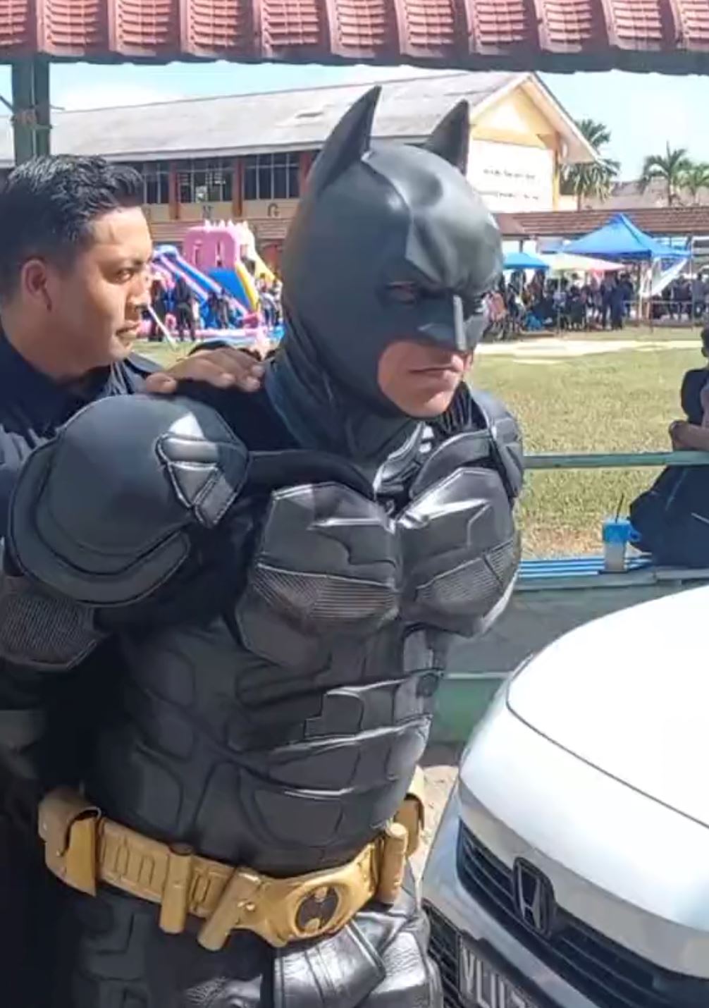 蝙蝠侠被大马警方逮捕❗网友：连哥谭市警方都捉不到🤣