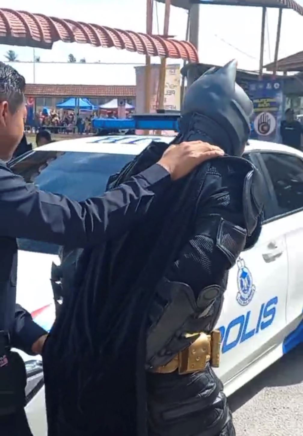 蝙蝠侠被大马警方逮捕❗网友：连哥谭市警方都捉不到🤣