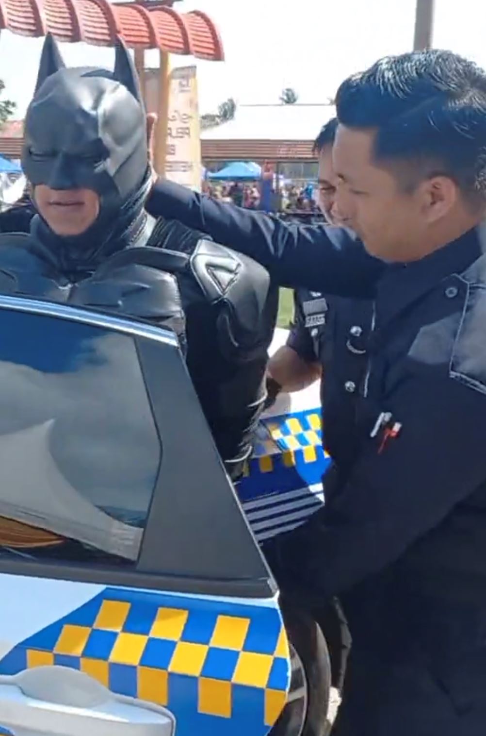 蝙蝠侠被大马警方逮捕❗网友：连哥谭市警方都捉不到🤣