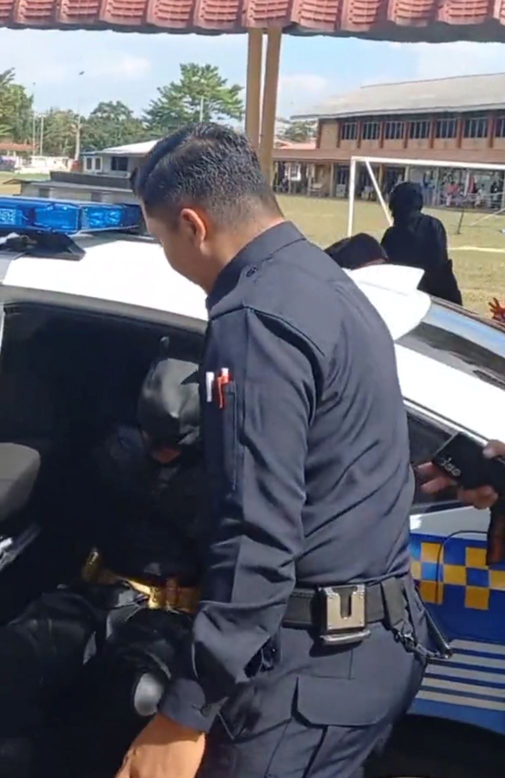 蝙蝠侠被大马警方逮捕❗网友：连哥谭市警方都捉不到🤣