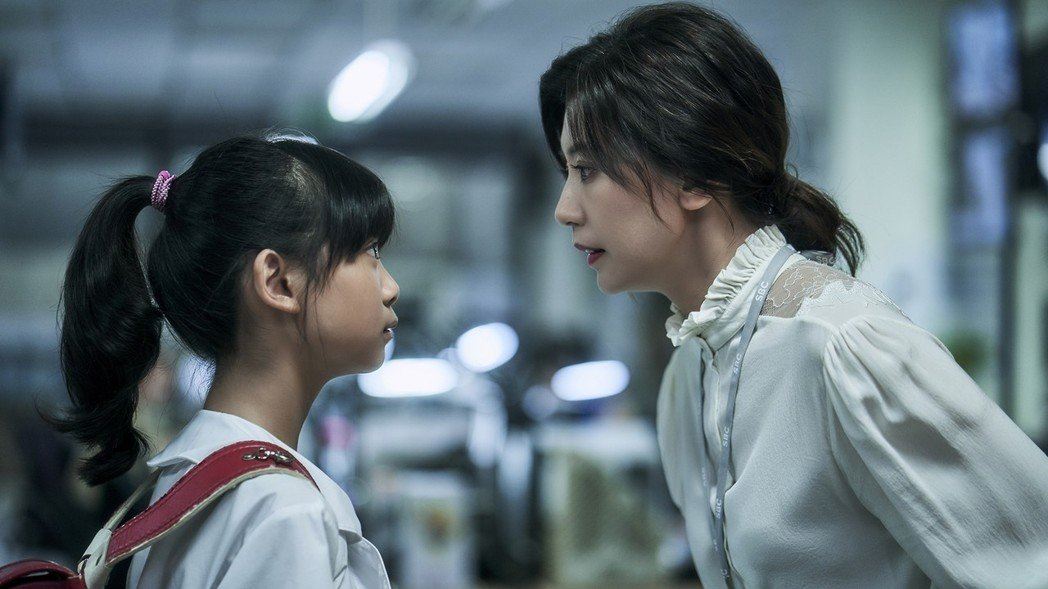 原来是童星乔乔！《我们与恶的距离》贾静雯女儿原来是第一代萌娃