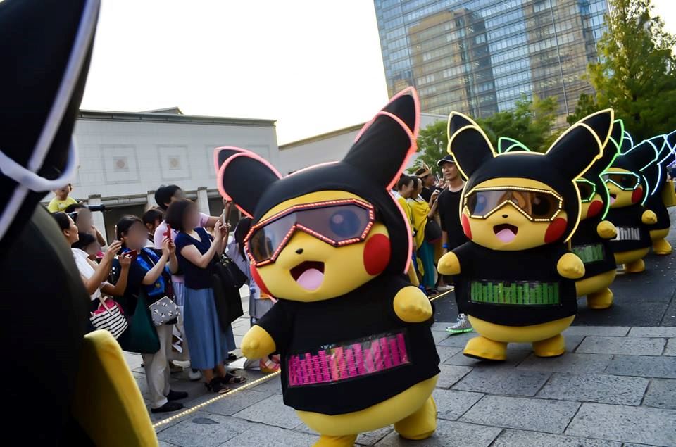 萌翻狮城！皮卡车夜间巡游圣淘沙！