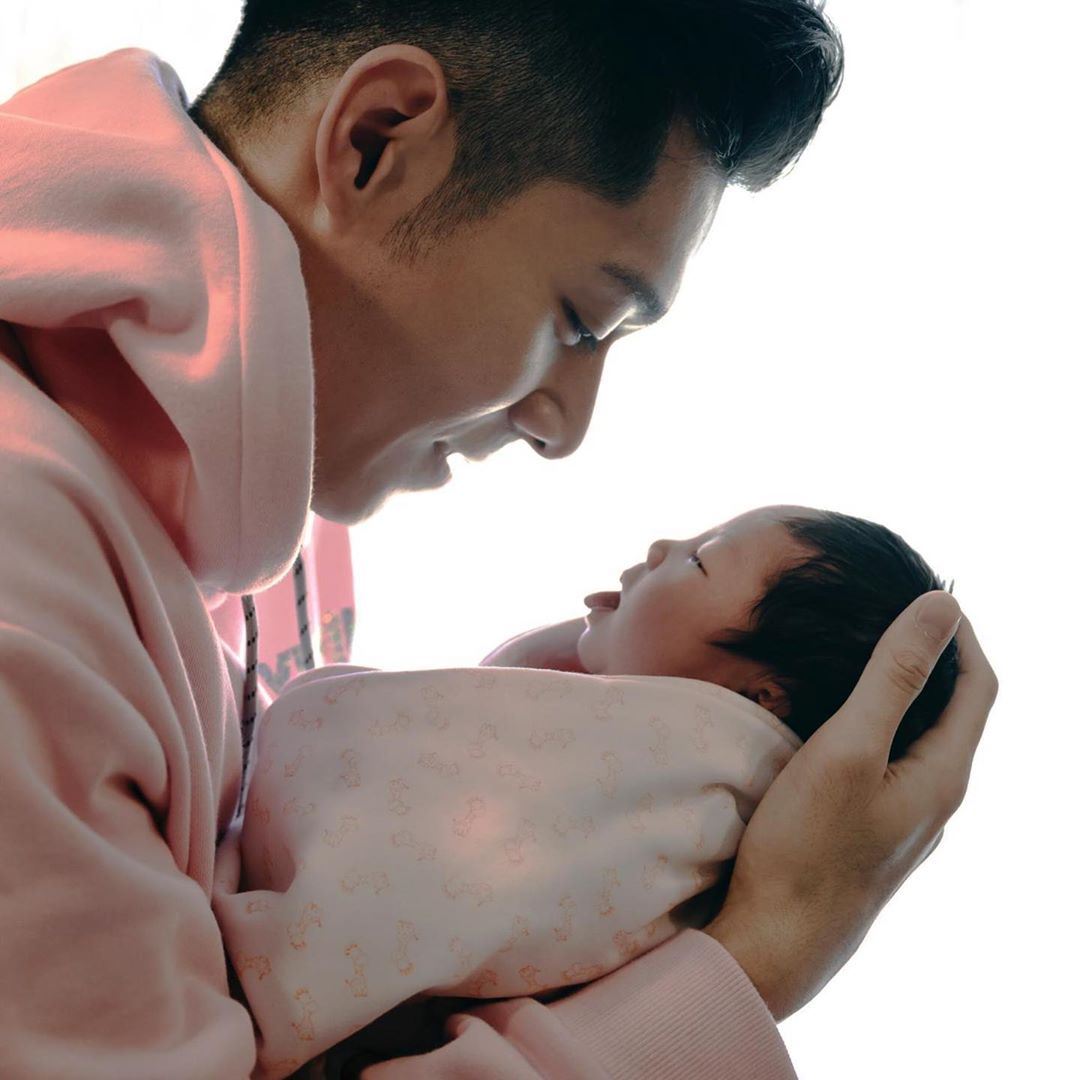 周柏豪当爸后迎来首个父亲节:这个世界是有遗传的!