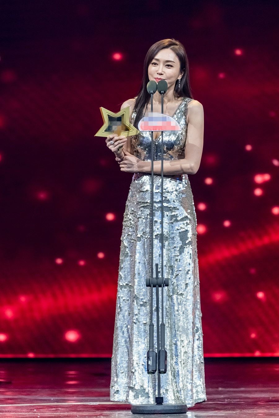 衣服太性感！秦岚再缝衣服： 往上缝了