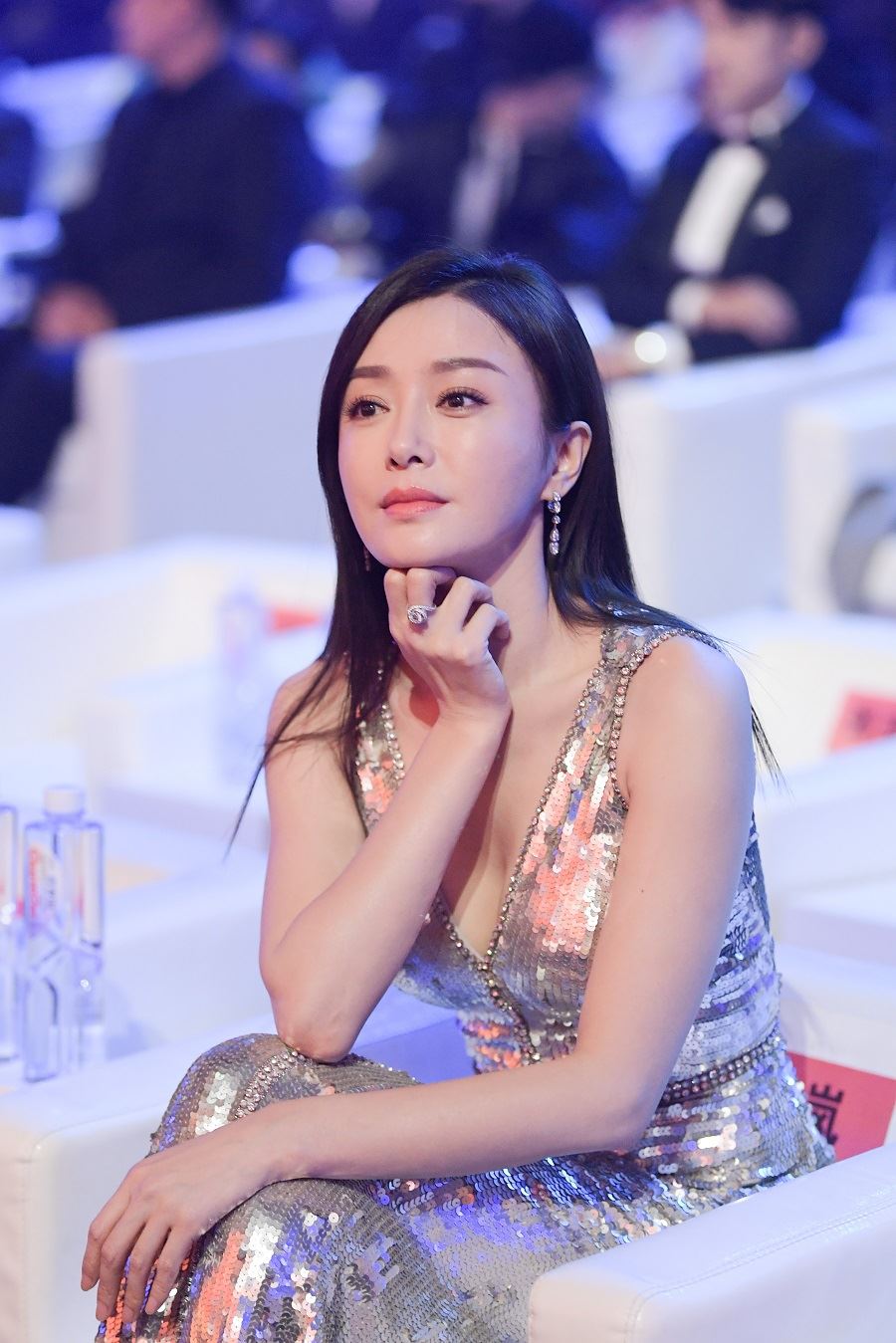 衣服太性感！秦岚再缝衣服： 往上缝了