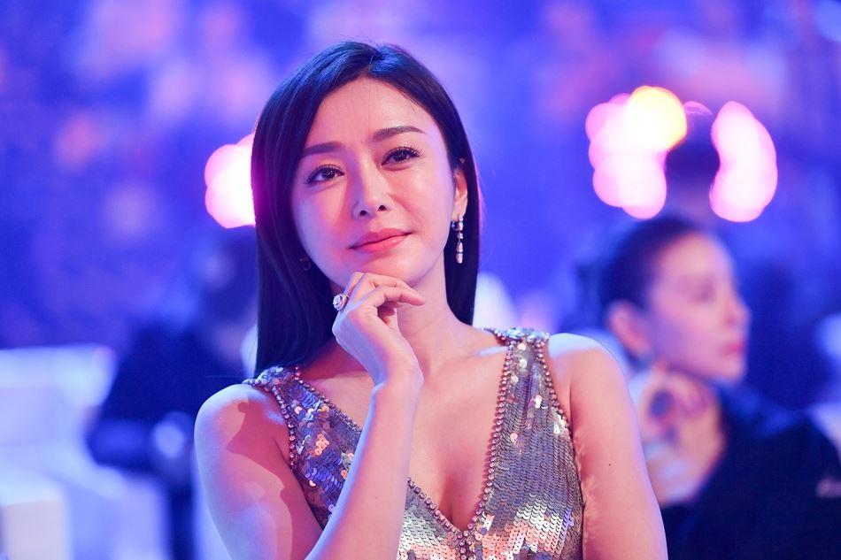 衣服太性感！秦岚再缝衣服： 往上缝了