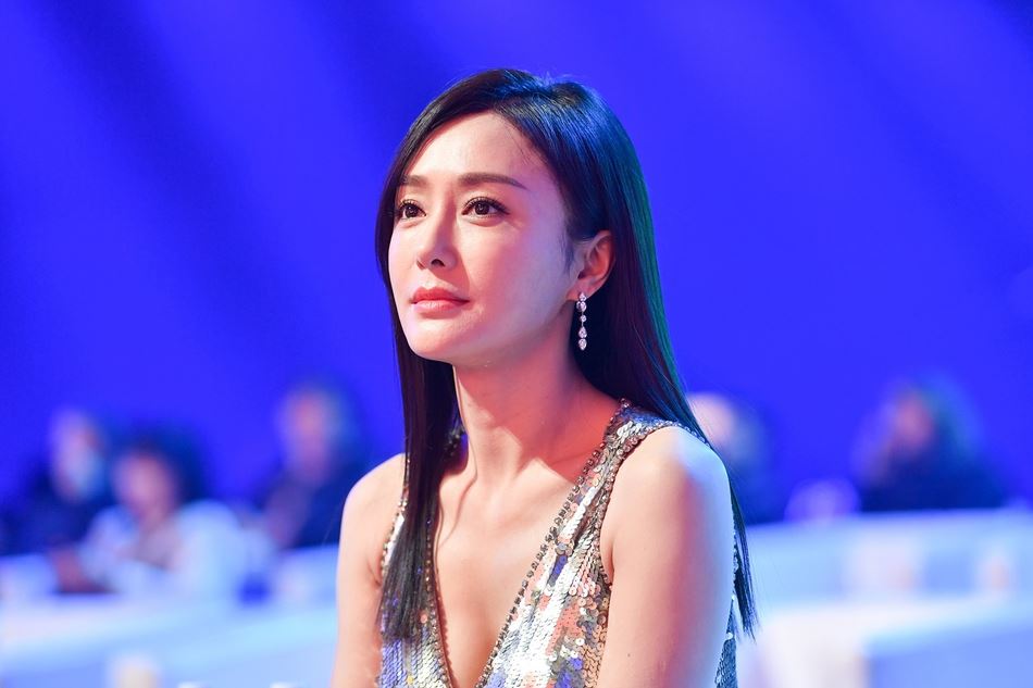 衣服太性感！秦岚再缝衣服： 往上缝了