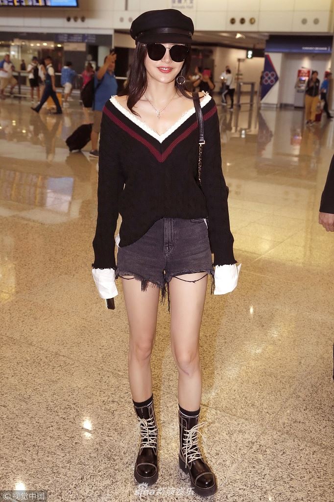 “富察皇后”秦岚现身！超辣短裤秀纤细美腿好抢镜