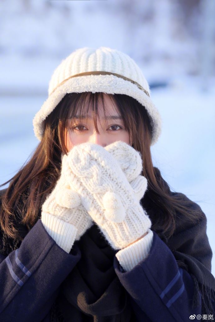 【多图】秦岚雪地拍写真！长发飘飘就像雪山公主