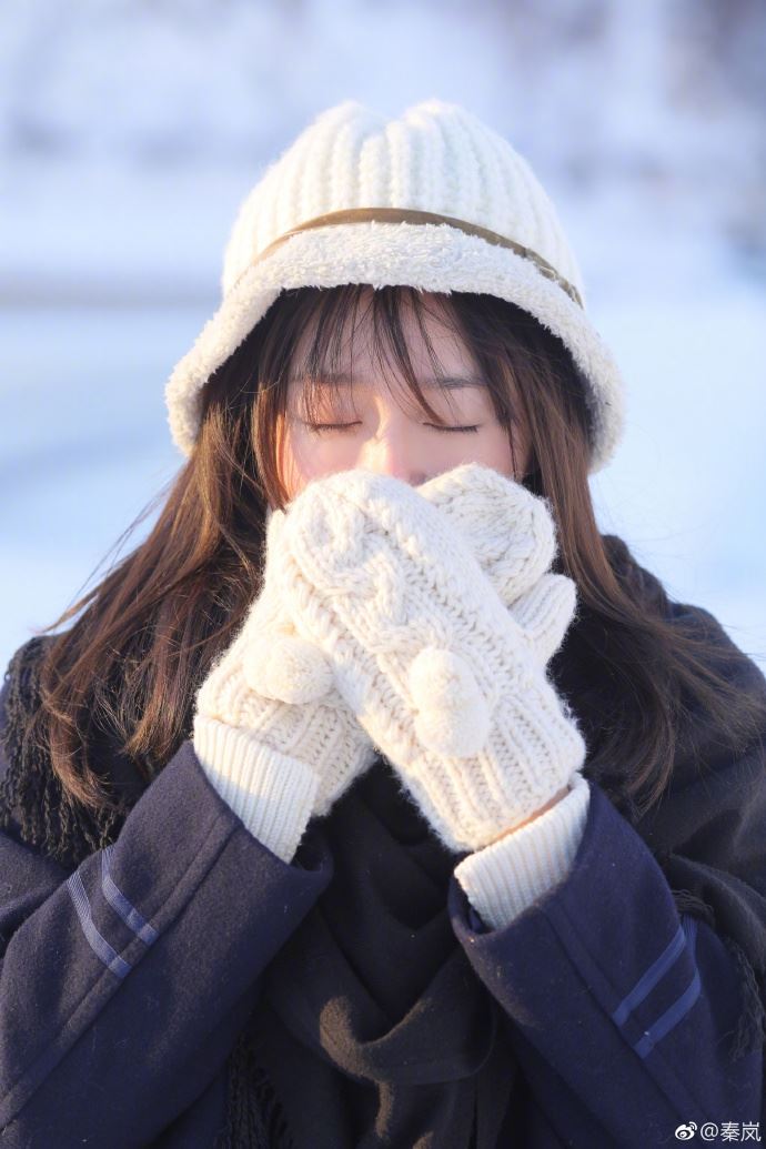 【多图】秦岚雪地拍写真！长发飘飘就像雪山公主