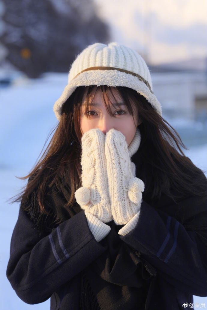 【多图】秦岚雪地拍写真！长发飘飘就像雪山公主