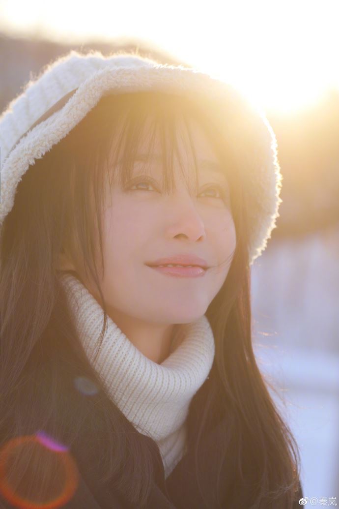 【多图】秦岚雪地拍写真！长发飘飘就像雪山公主