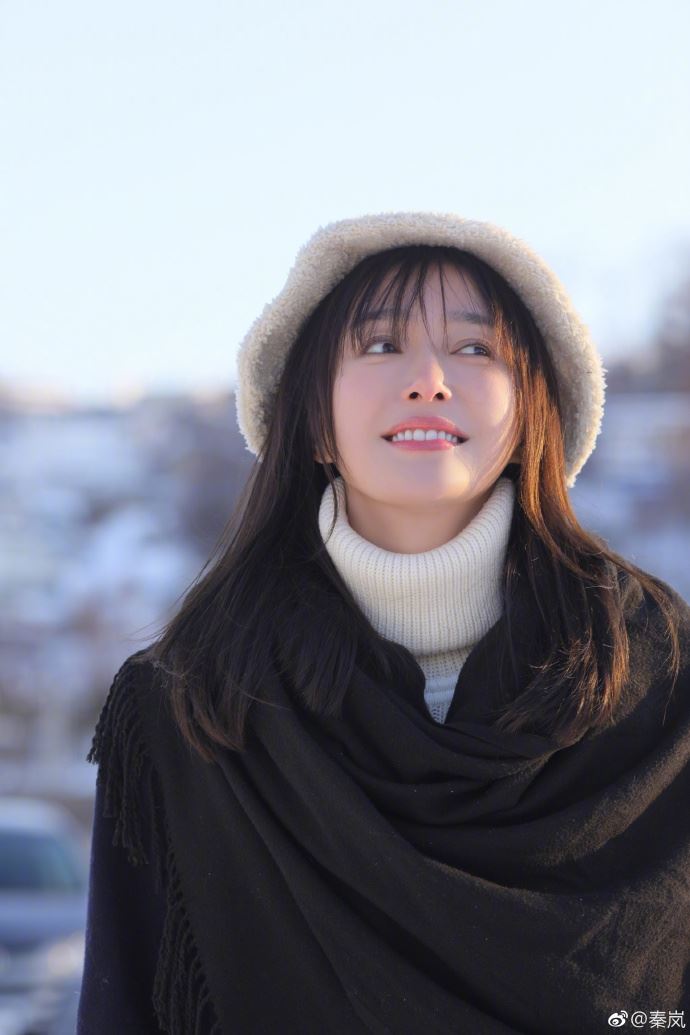 【多图】秦岚雪地拍写真！长发飘飘就像雪山公主