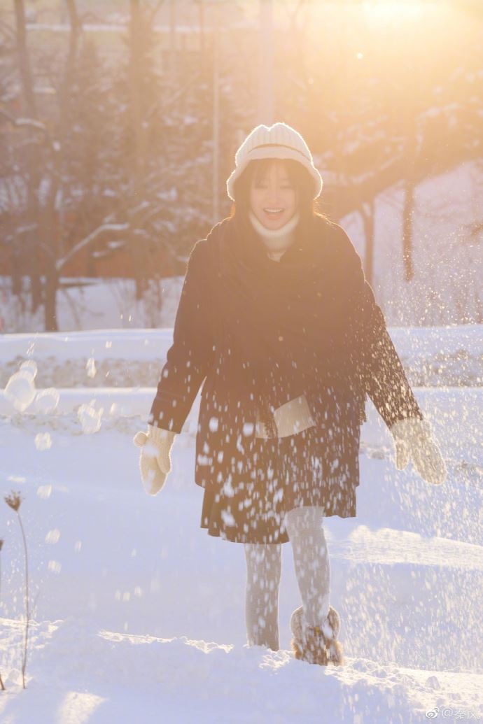 【多图】秦岚雪地拍写真！长发飘飘就像雪山公主
