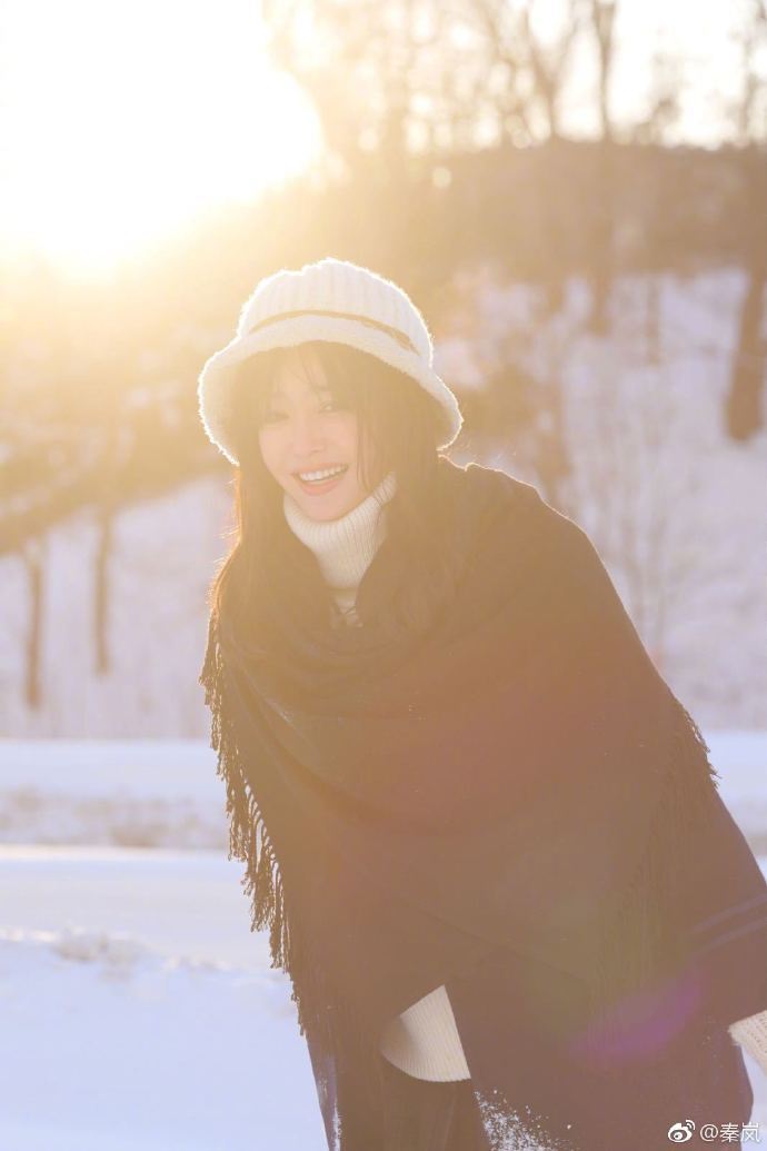 【多图】秦岚雪地拍写真！长发飘飘就像雪山公主