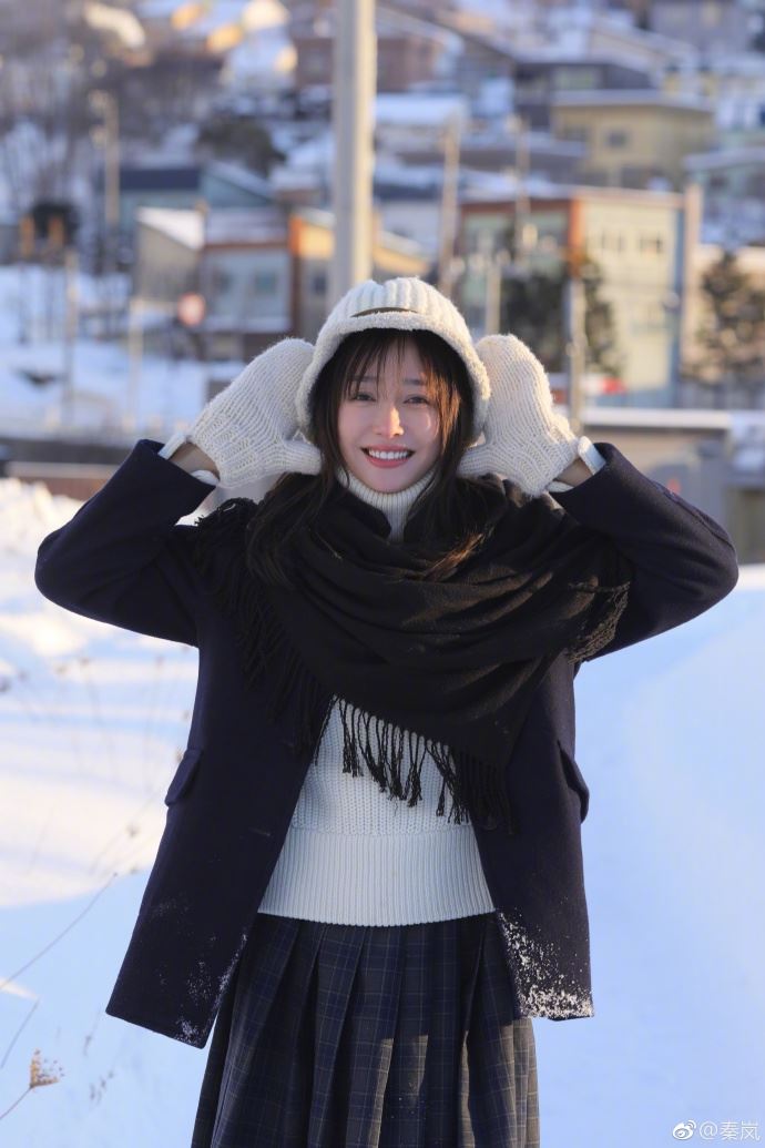 【多图】秦岚雪地拍写真！长发飘飘就像雪山公主