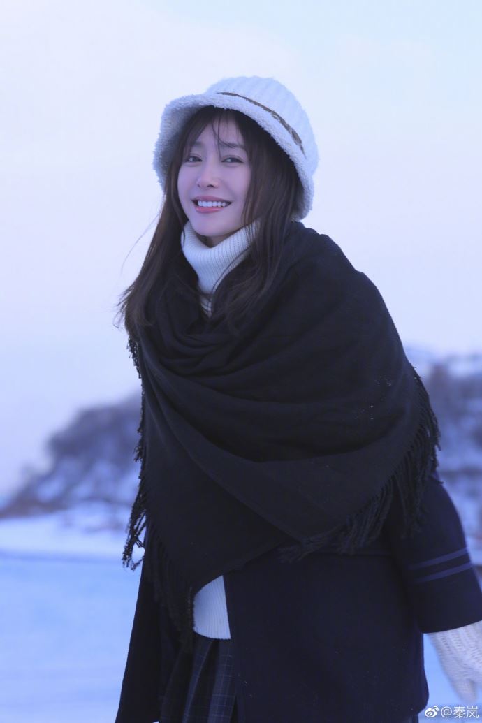 【多图】秦岚雪地拍写真！长发飘飘就像雪山公主