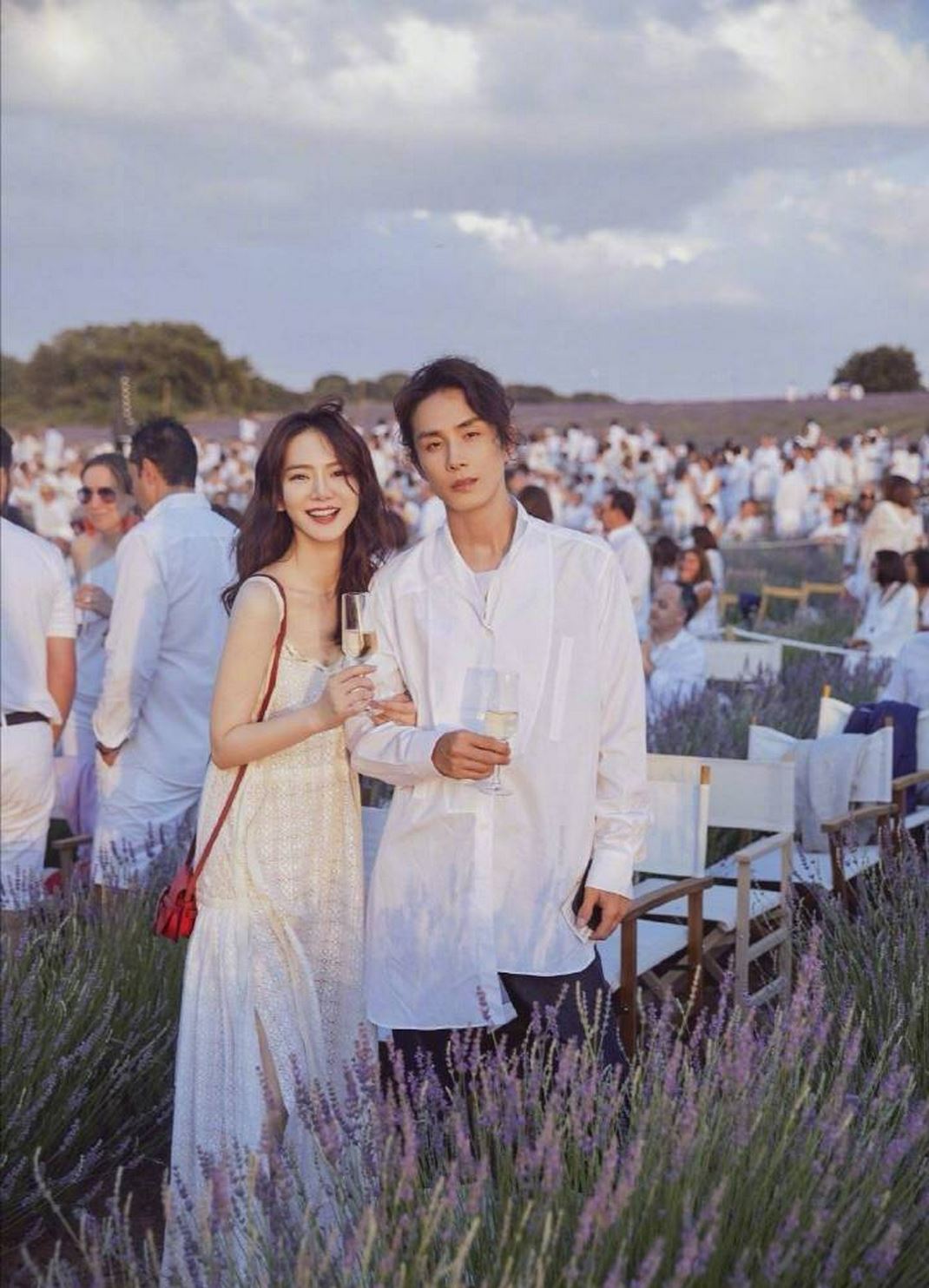 和戚薇结婚七周❗️李承铉晒照庆祝：七年之痒我不信❤️