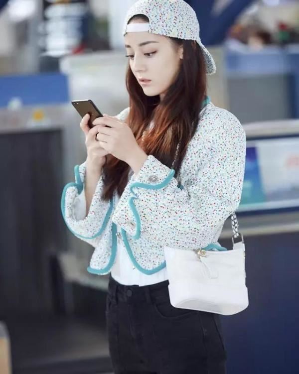 别眨眼！绝美迪丽热巴的私服穿搭大公开