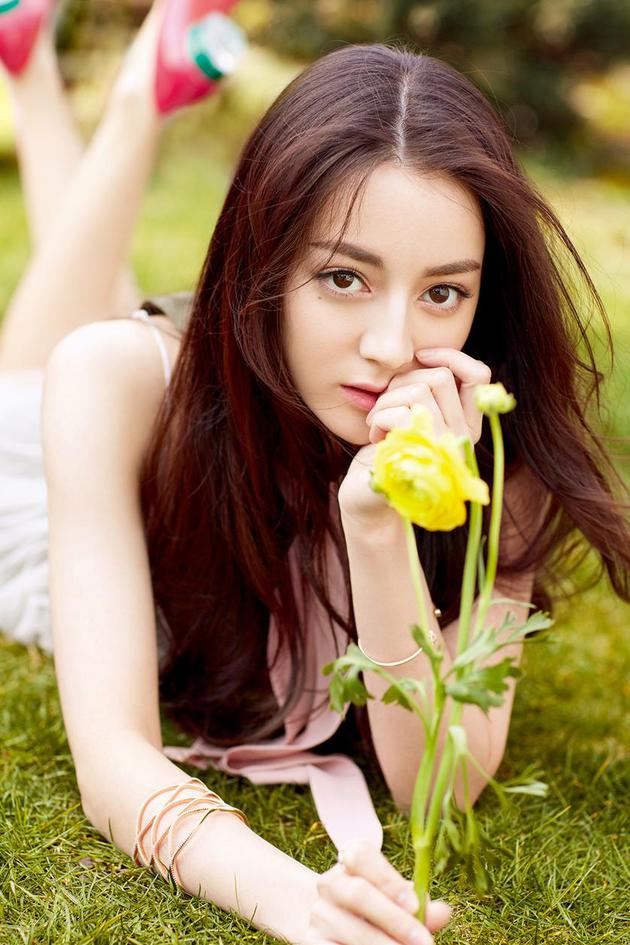 白富美身份藏不住了!迪丽热巴儿时生日照曝光