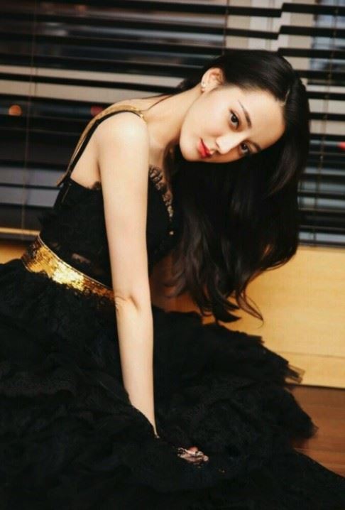 迪丽热巴最新写真曝光！玩红唇诱惑 大长腿无敌抢镜