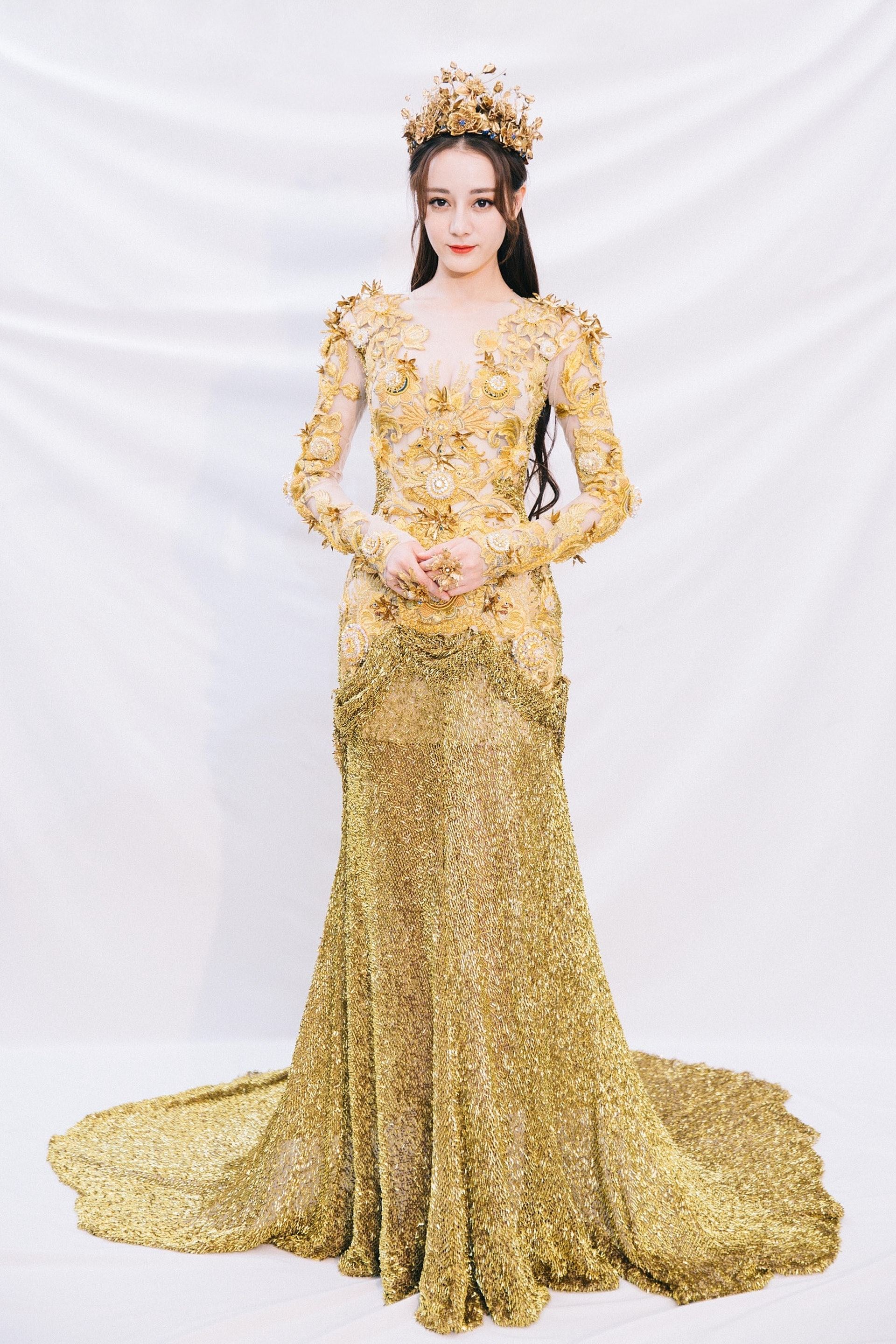 【影片】迪丽热巴成首位90后「金鹰女神」！一身金色礼服美爆