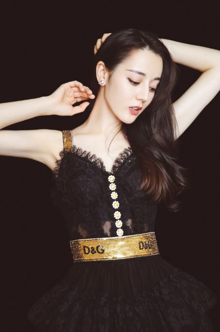 性感现身首映会！迪丽热巴深v黑蕾丝 好身材若隐若现