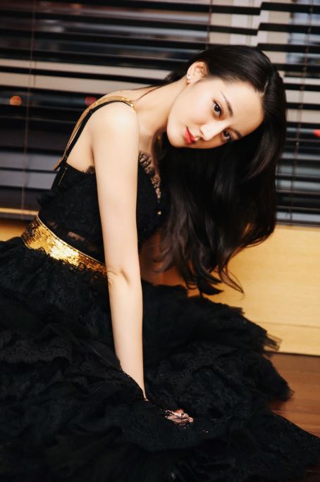 性感现身首映会！迪丽热巴深v黑蕾丝 好身材若隐若现