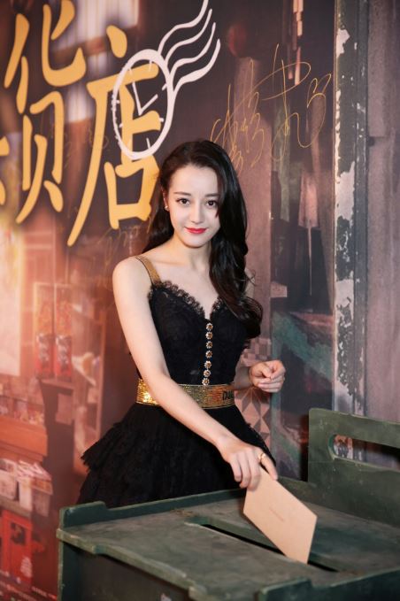 性感现身首映会！迪丽热巴深v黑蕾丝 好身材若隐若现