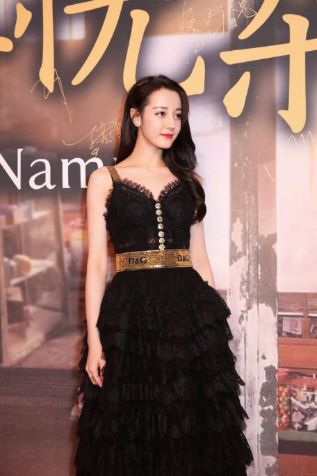 性感现身首映会！迪丽热巴深v黑蕾丝 好身材若隐若现