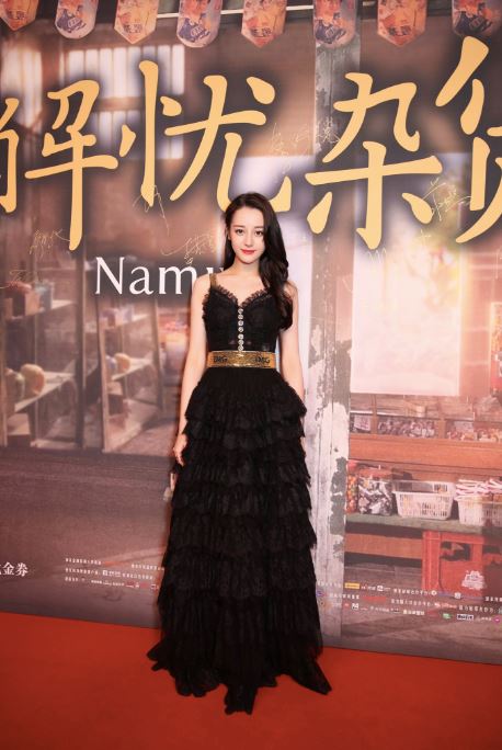 性感现身首映会！迪丽热巴深v黑蕾丝 好身材若隐若现