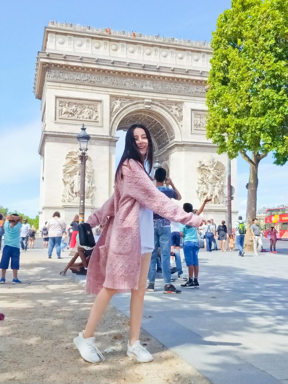 迪丽热巴私下旅游美照曝光！热裤大秀美腿 长得太犯规了