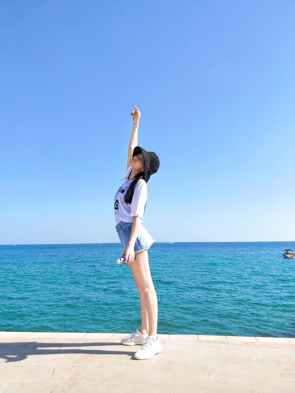 迪丽热巴私下旅游美照曝光！热裤大秀美腿 长得太犯规了