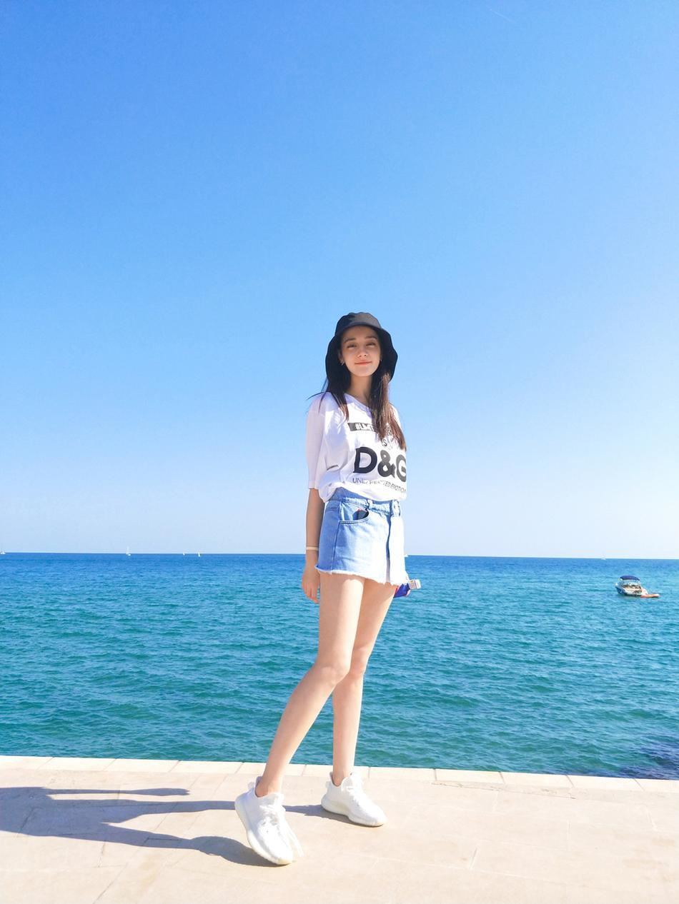 迪丽热巴私下旅游美照曝光！热裤大秀美腿 长得太犯规了