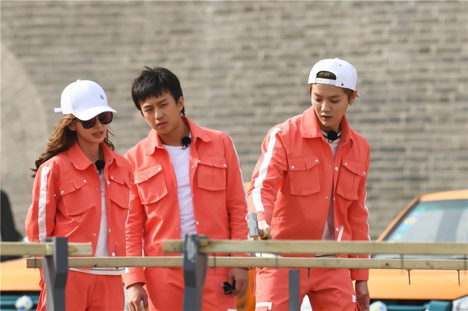 《奔跑吧》范丞丞来了！邓超baby强风机前挑战吃面超爆笑