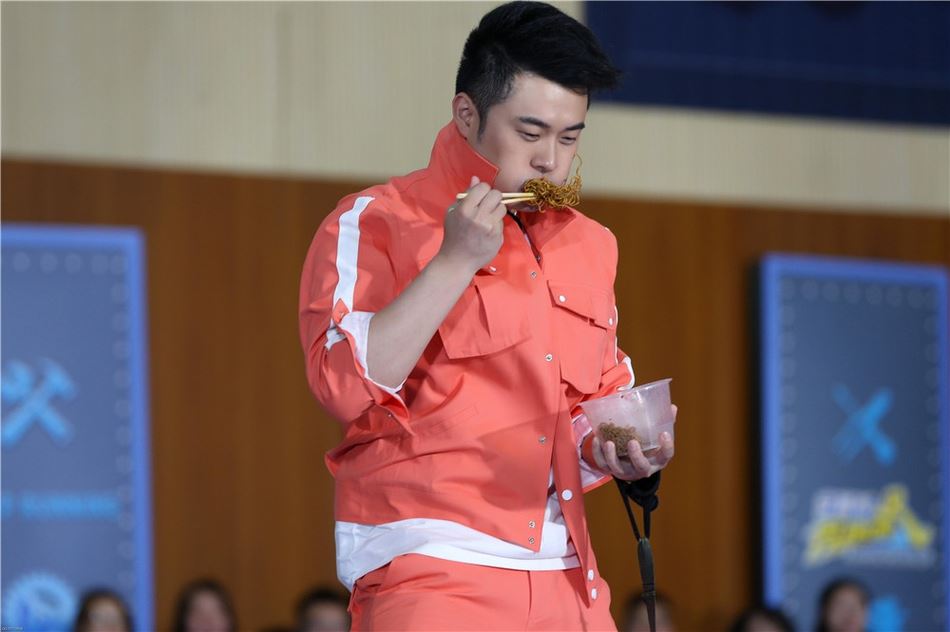 《奔跑吧》范丞丞来了！邓超baby强风机前挑战吃面超爆笑