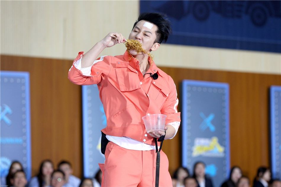 《奔跑吧》范丞丞来了！邓超baby强风机前挑战吃面超爆笑