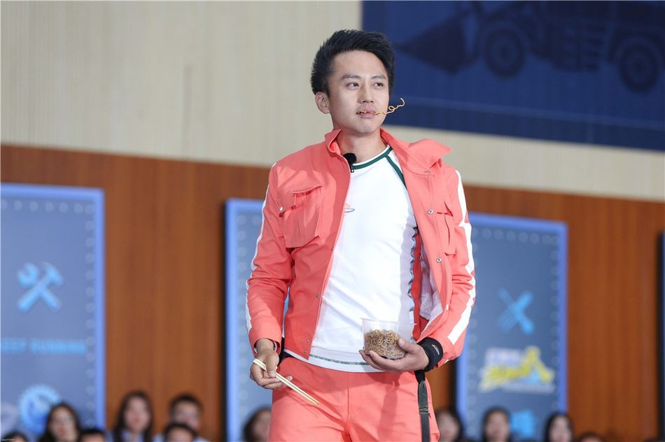 《奔跑吧》范丞丞来了！邓超baby强风机前挑战吃面超爆笑