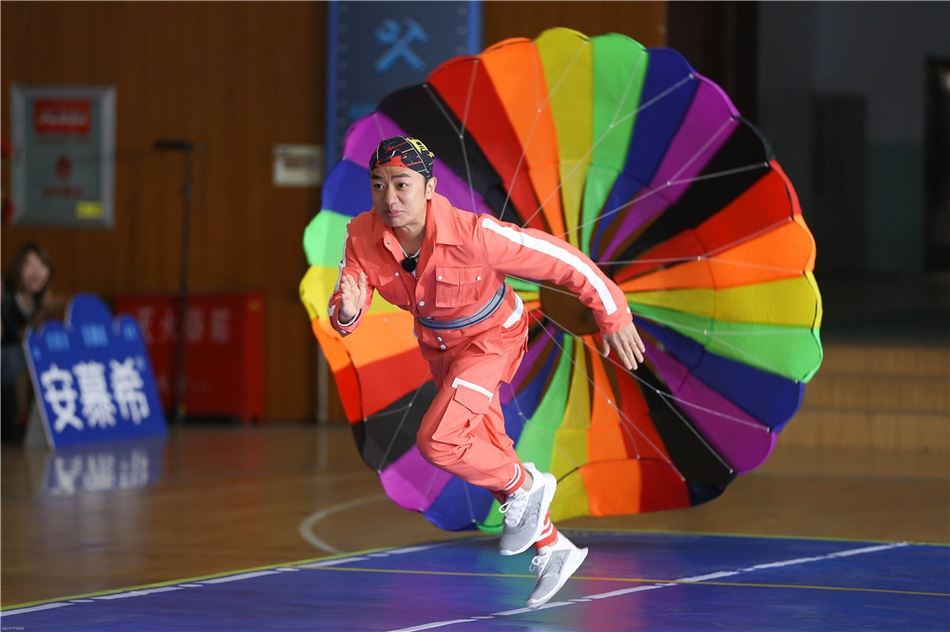 《奔跑吧》范丞丞来了！邓超baby强风机前挑战吃面超爆笑