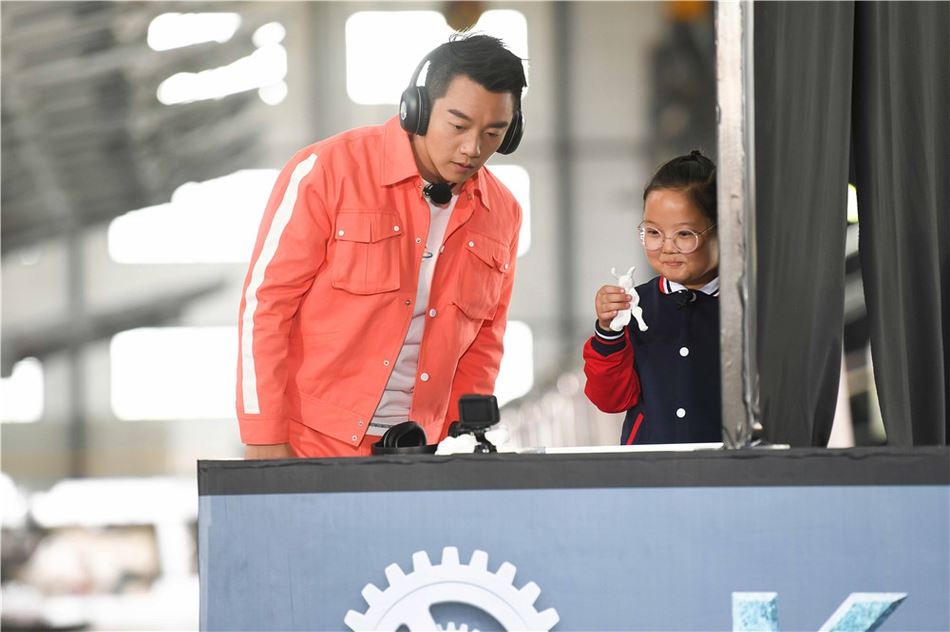 《奔跑吧》范丞丞来了！邓超baby强风机前挑战吃面超爆笑