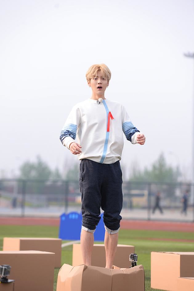 《奔跑吧》幕后大放送！将播出邓超代鹿晗出战 更被肉巴捂嘴只因...