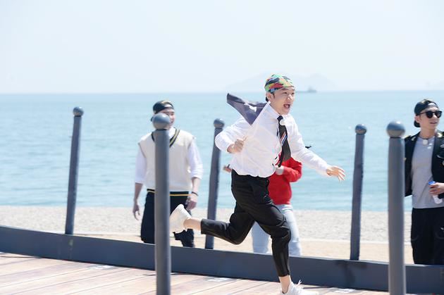 《奔跑吧》幕后大放送！将播出邓超代鹿晗出战 更被肉巴捂嘴只因...