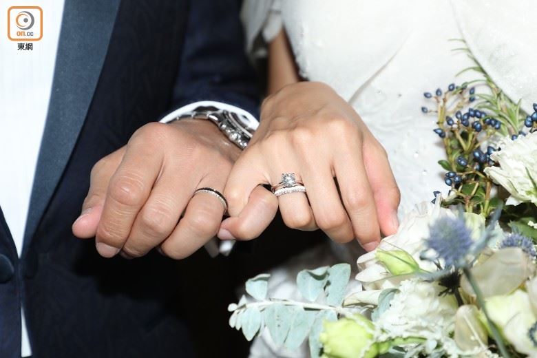 婚宴开始咯!陈展鹏单文柔大秀婚戒好闪啊